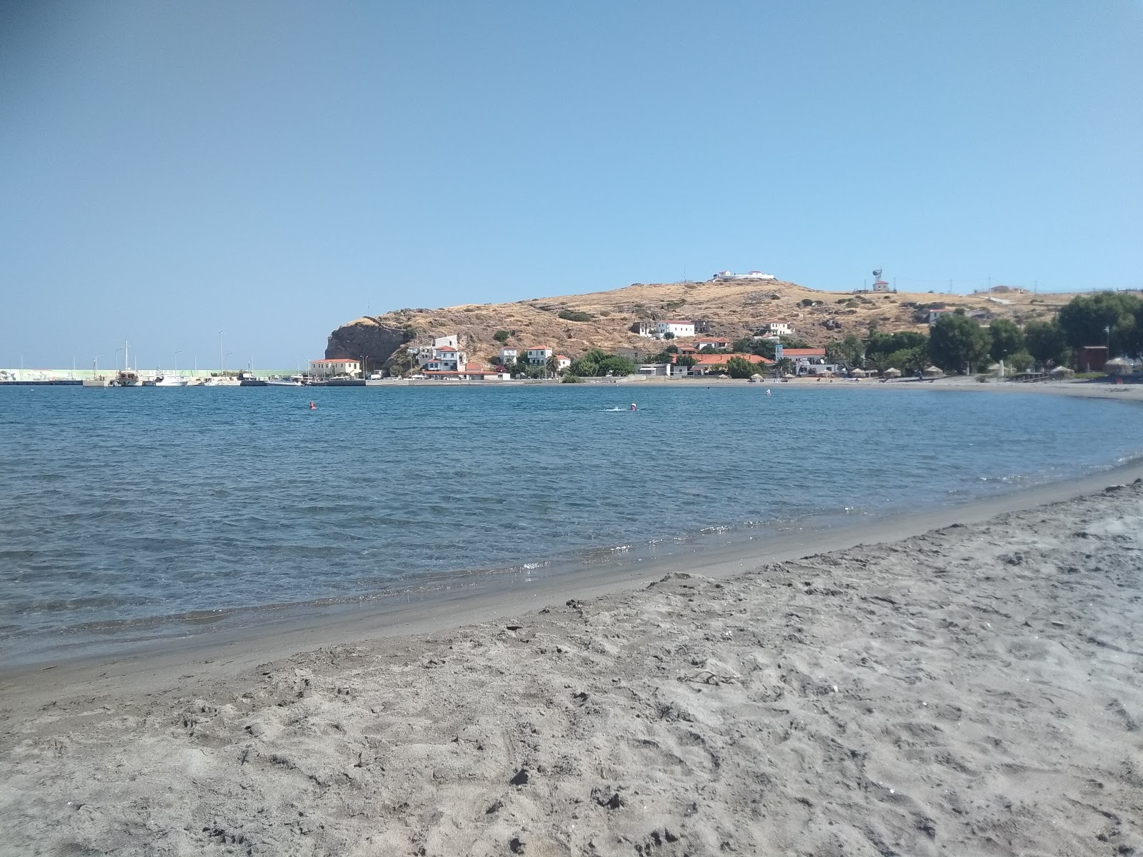 Foto van Agios Efstratos beach met blauw water oppervlakte
