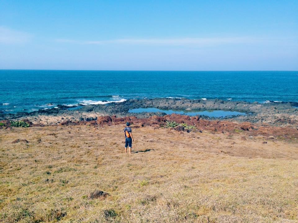 Foto de Hon Dua Beach com areia bege e rochas superfície