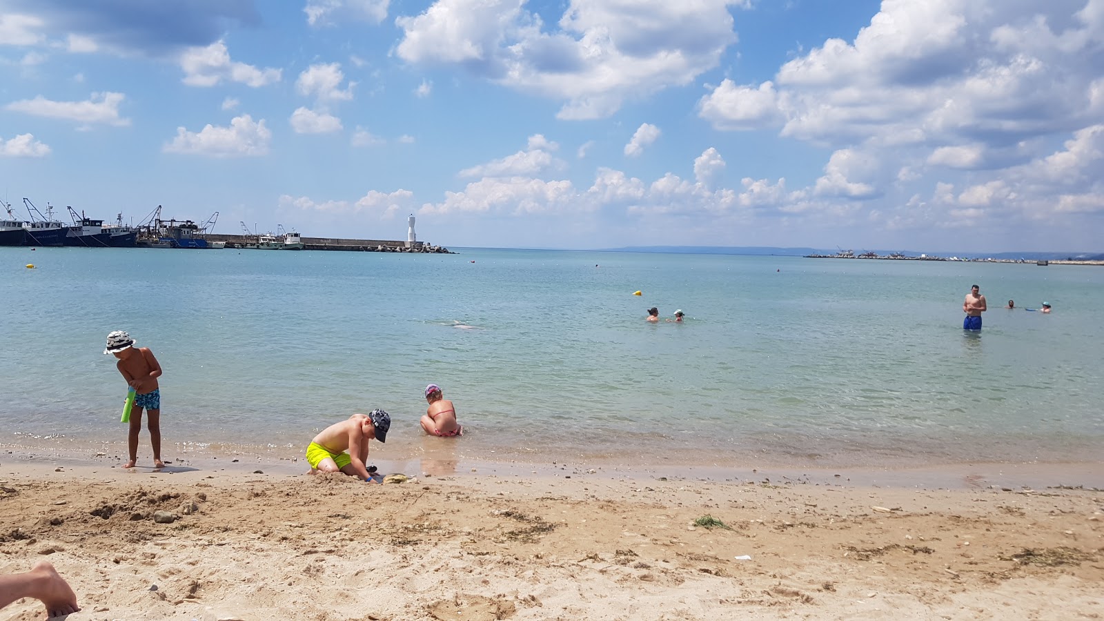 Photo de Gorodskoy Plyazh Kovarna protégé par des falaises