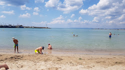 Photo de Gorodskoy Plyazh Kovarna protégé par des falaises