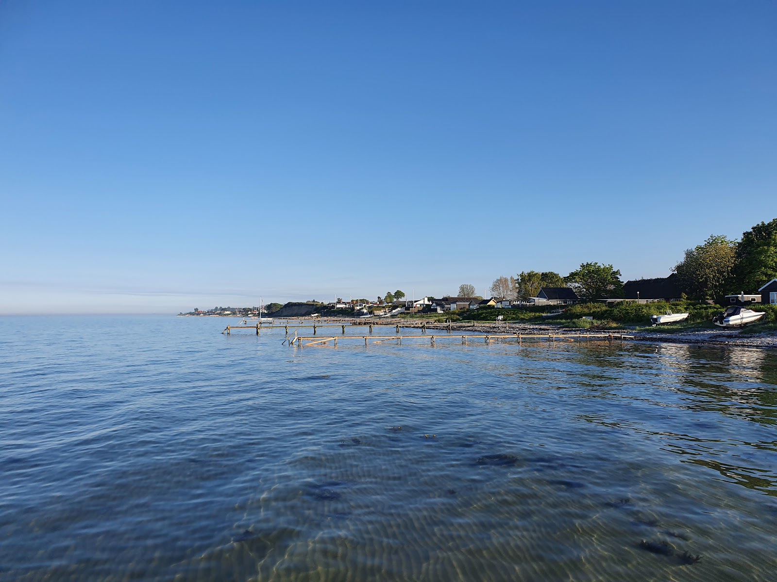 Foto di Nordenhuse Beach con una superficie del acqua cristallina