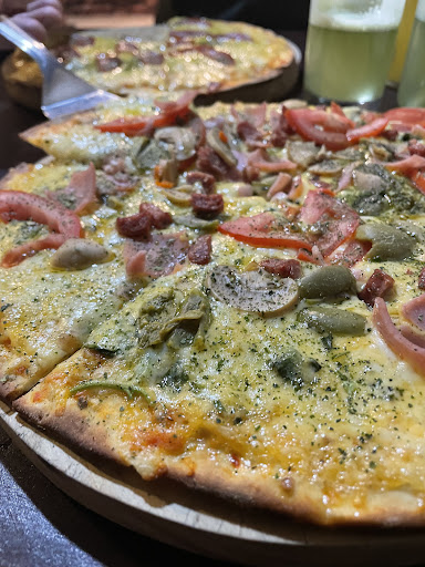 El Monarca PizzAmore (homemade wood fired pizza/ pizza artesanal a leña)