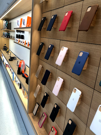 Cell Phone Store «Apple Fifth Avenue», reviews and photos, 767 5th Ave, New York, NY 10153, USA