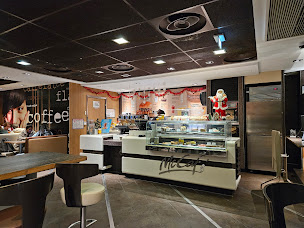 Photo n°81 de McDonald's Paris Louvre Rivoli à Paris ()