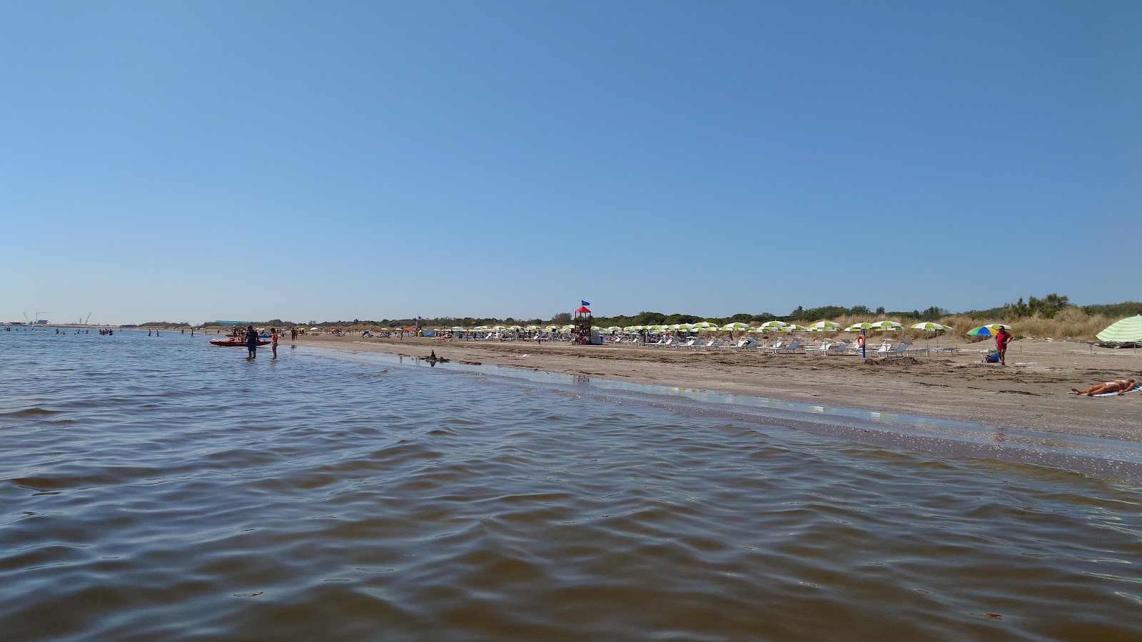 阿尔贝罗尼海滩的照片 带有碧绿色纯水表面