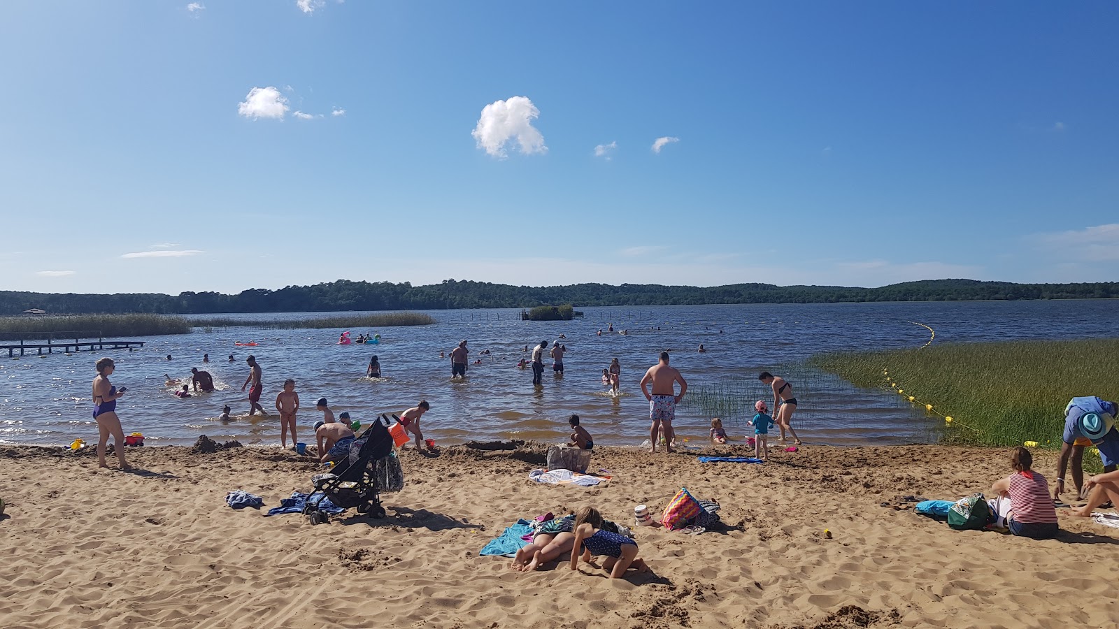 Foto di Plage du Ponton con una superficie del sabbia beige