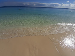 Coral beach'in fotoğrafı - rahatlamayı sevenler arasında popüler bir yer