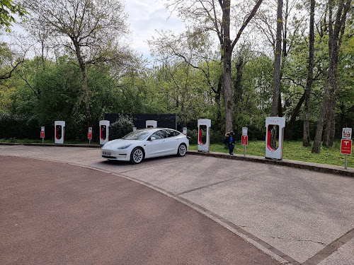 Borne de recharge de véhicules électriques Tesla Supercharger Saintes