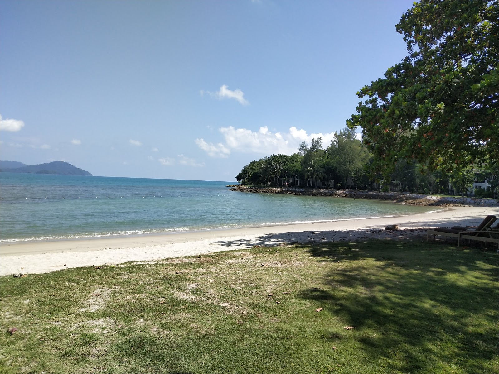 Photo de Rebak Resort Beach avec l'eau turquoise de surface