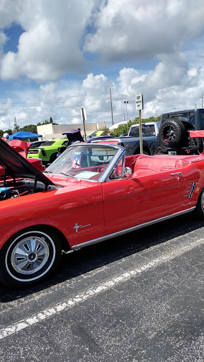 Bowling Alley «Holiday Bowling Center & Sports Bar», reviews and photos, 106 E Pembroke Rd, Hallandale Beach, FL 33009, USA