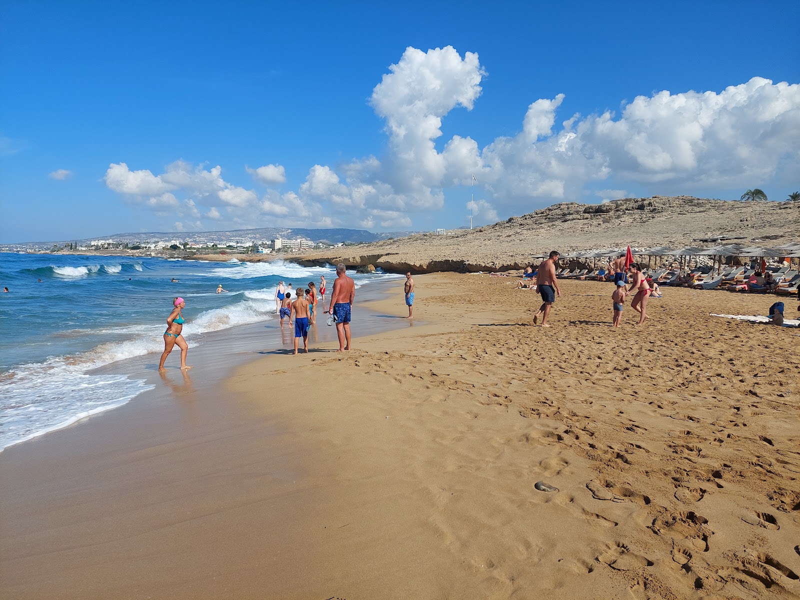 Kotsias beach'in fotoğrafı kahverengi kum yüzey ile