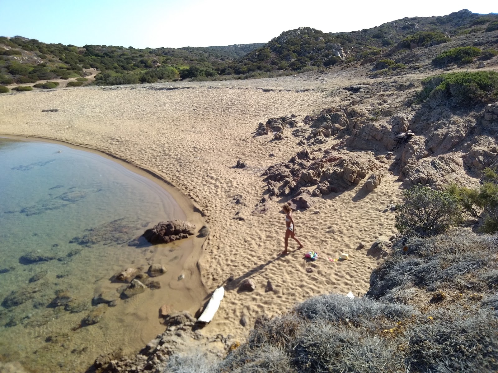 Spiaggia La Niculina'in fotoğrafı - rahatlamayı sevenler arasında popüler bir yer