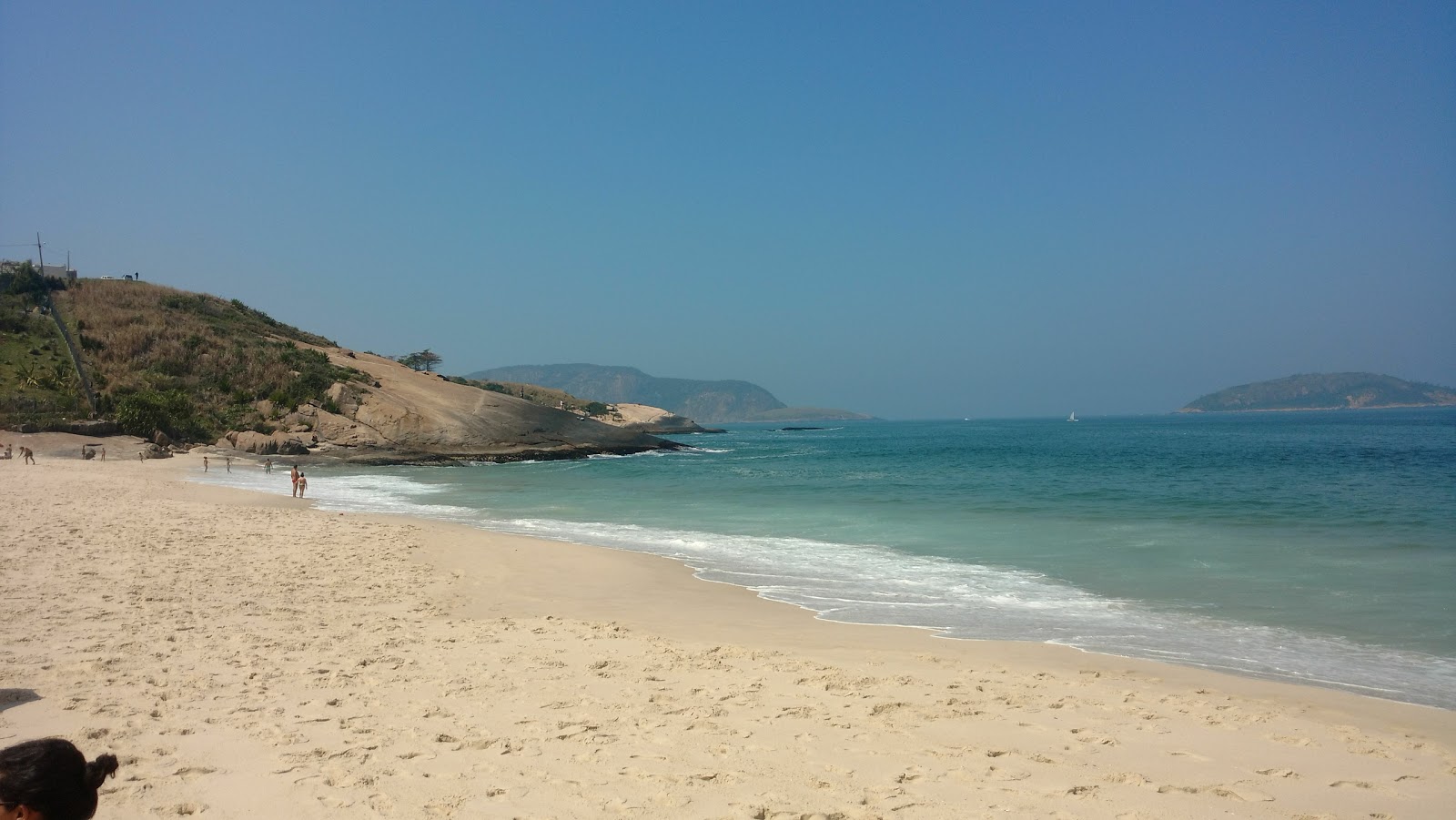 Φωτογραφία του Παραλία Πιρατινίνγκα με τυρκουάζ νερό επιφάνεια