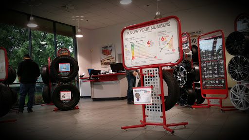 Tire Shop «Discount Tire Store - Bloomingdale, IL», reviews and photos, 86 Stratford Dr, Bloomingdale, IL 60108, USA