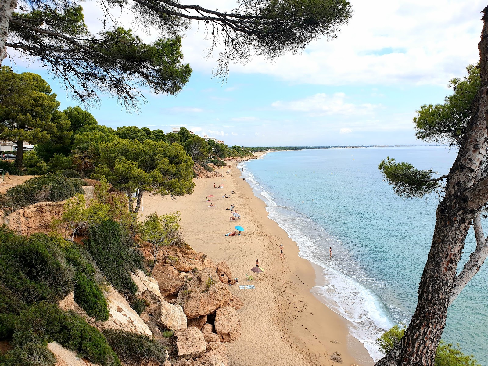 Photo de Platja dels Penyals avec sable lumineux de surface