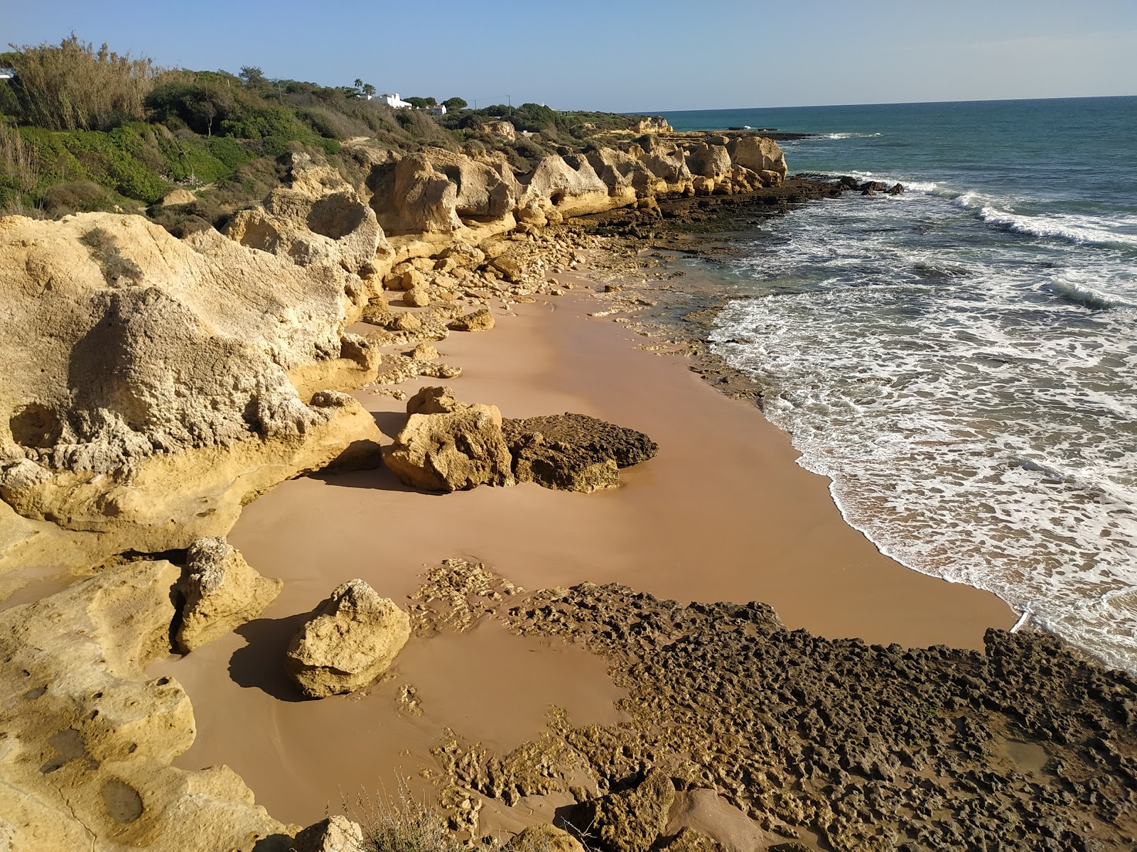 Foto di Praia de Sao Lourenco con una superficie del acqua cristallina