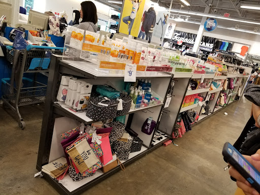 Clothing Store «Old Navy», reviews and photos, 3131 E Main St, Mohegan Lake, NY 10547, USA