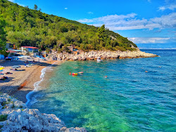 Jelenscica beach'in fotoğrafı dağlarla çevrili