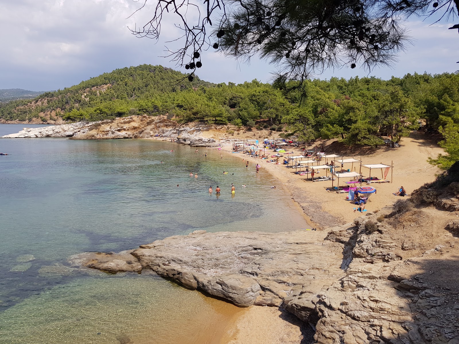 Zdjęcie Salonikios beach z powierzchnią beżowy piasek