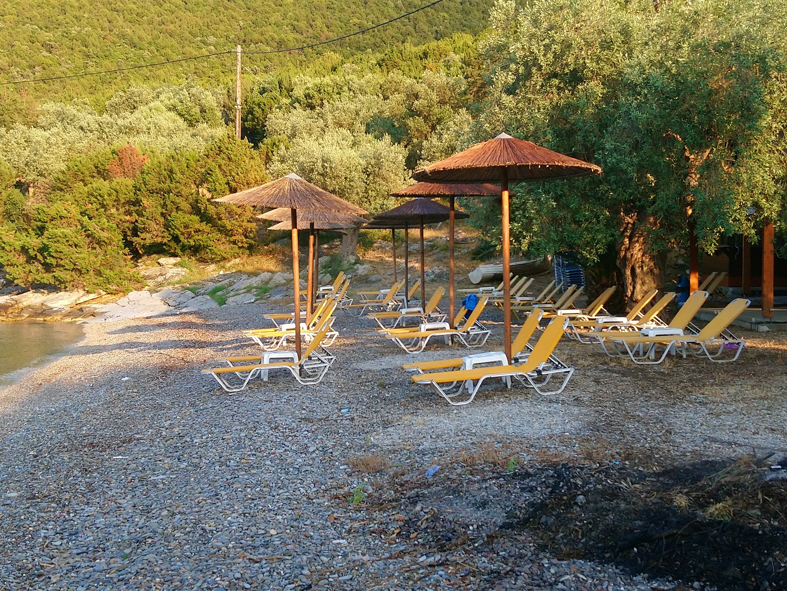 Foto de Alogoporos beach área de comodidades