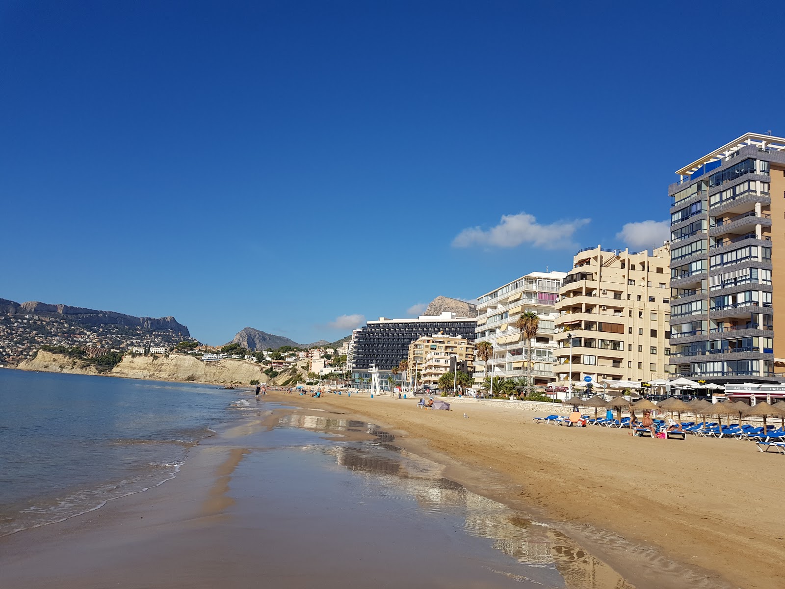 Playa del Arenal-Bol'in fotoğrafı mavi sular yüzey ile