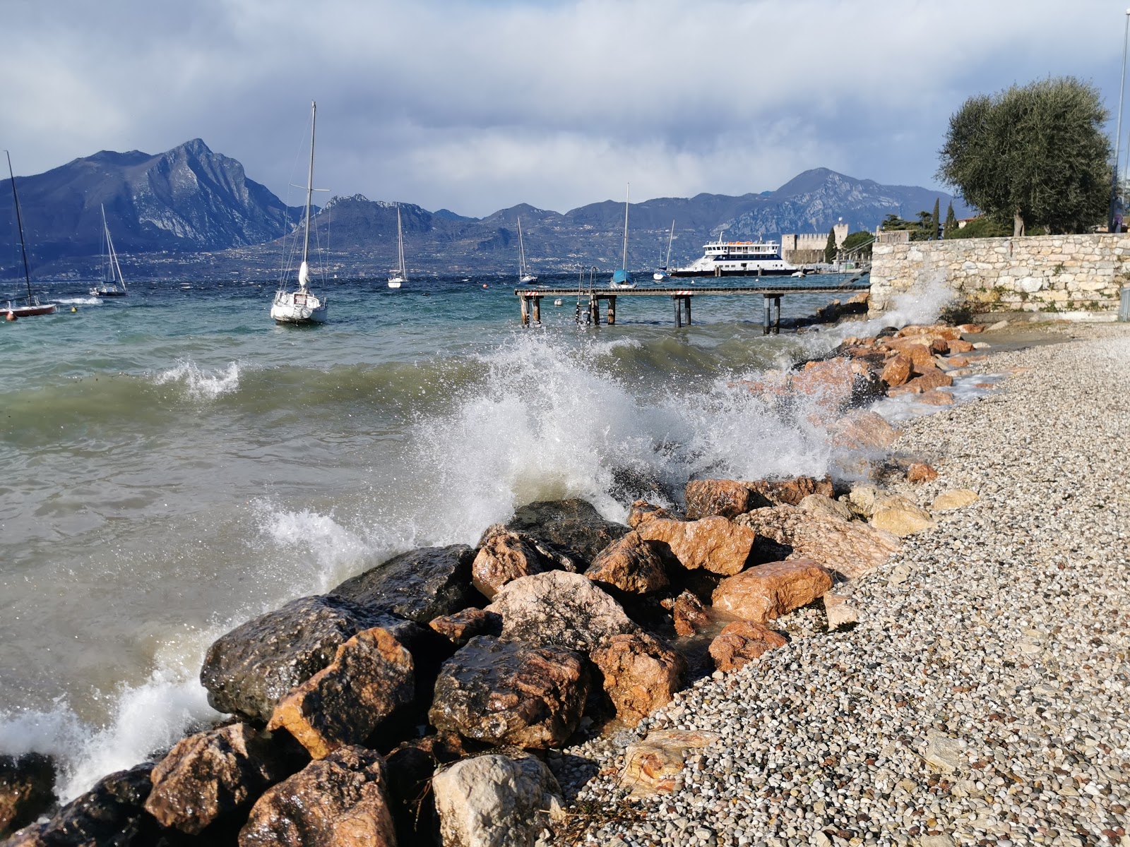 Spiaggia di Torri del Benaco'in fotoğrafı ve güzel manzarası