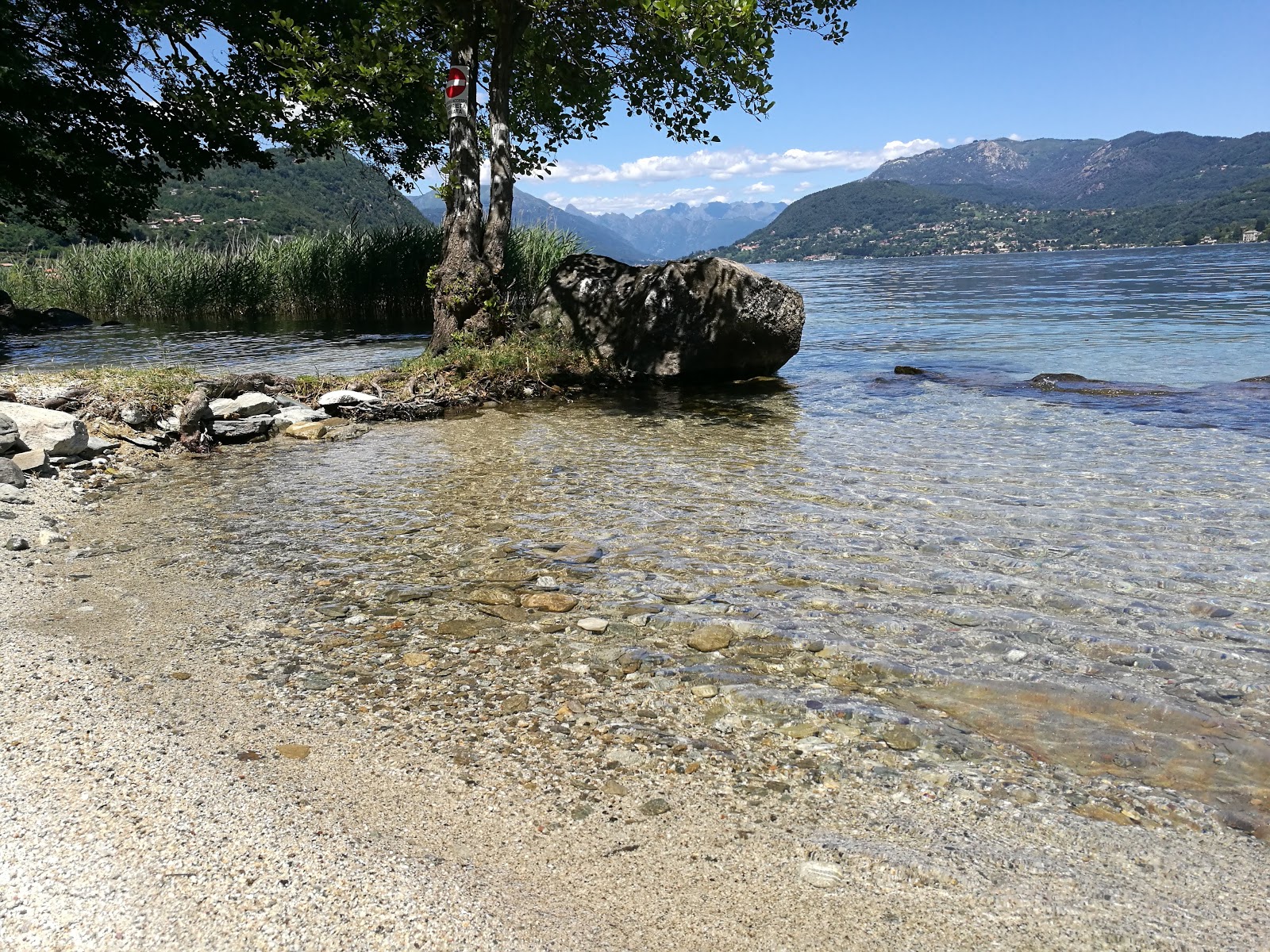 Foto di Spiaggia libera con una superficie del terreno roccioso