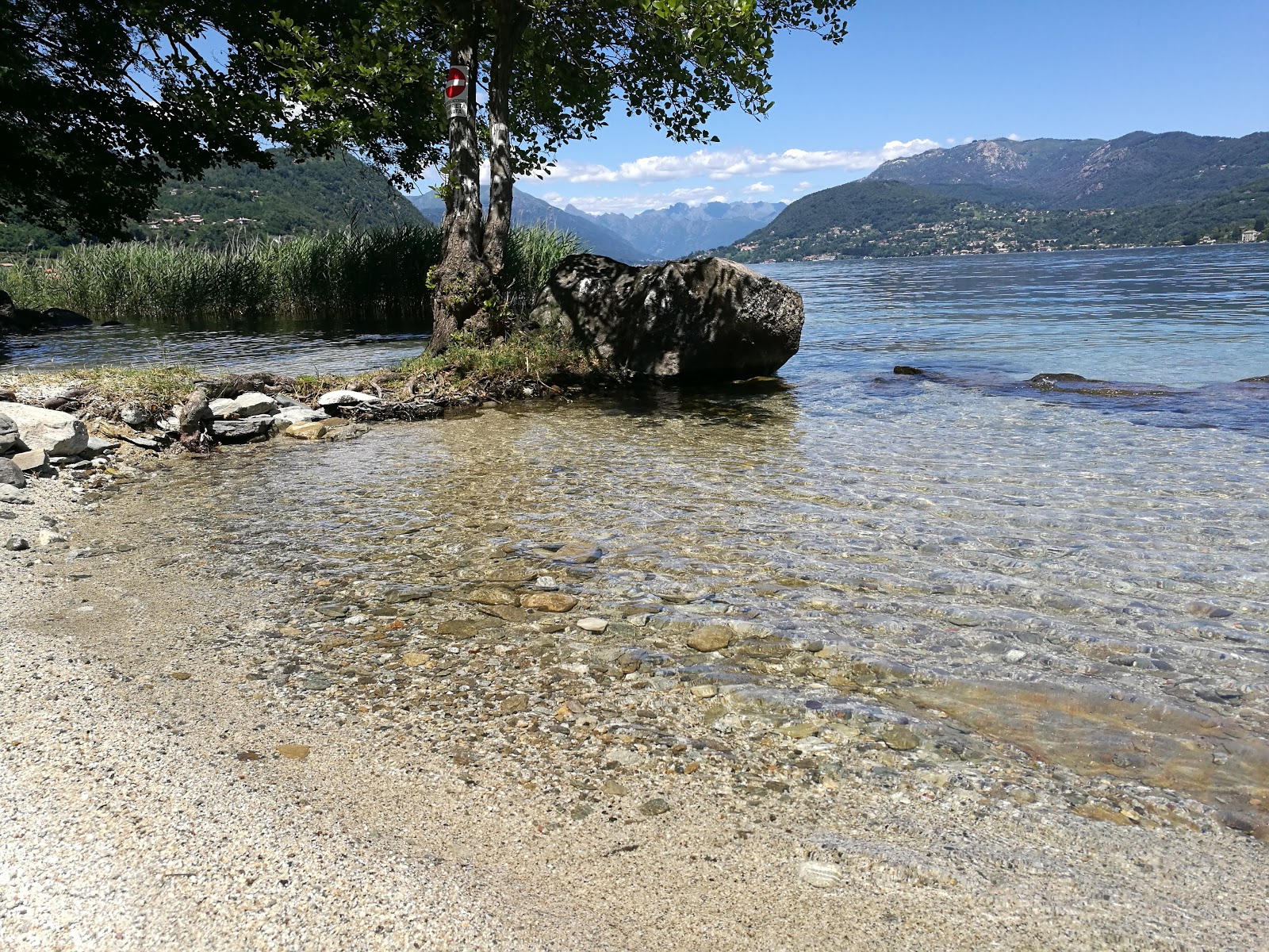 Spiaggia libera的照片 带有岩石覆盖表面