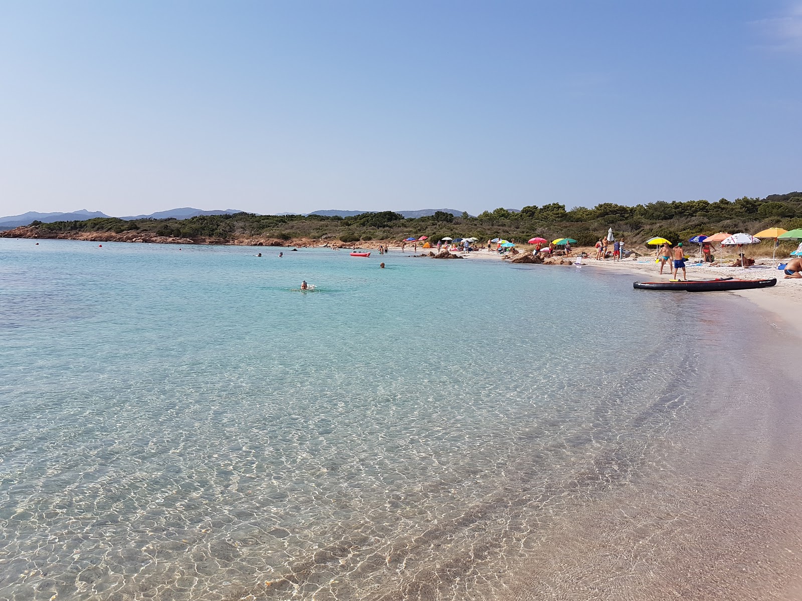Foto di Spiaggia delle tre sorelle con una superficie del sabbia beige