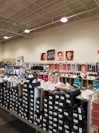Shoe Store «DSW Designer Shoe Warehouse», reviews and photos, 4039 Richmond Rd, Warrensville Heights, OH 44122, USA