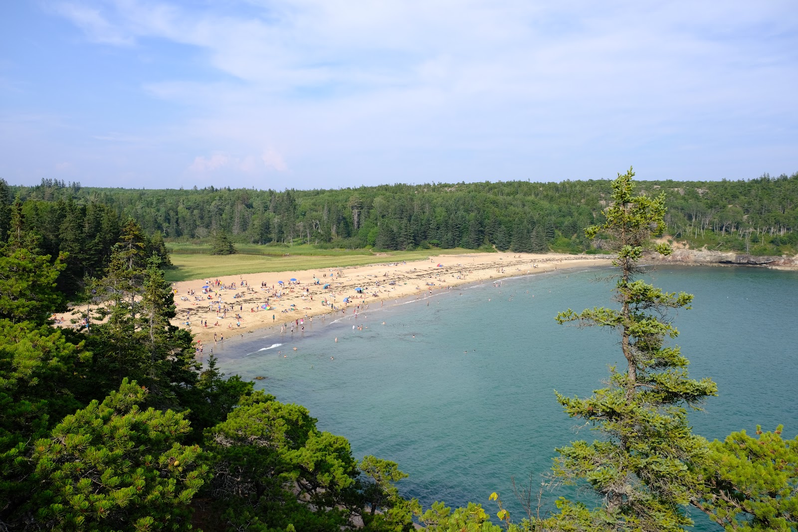 Foto av SandStrand omgiven av klippor
