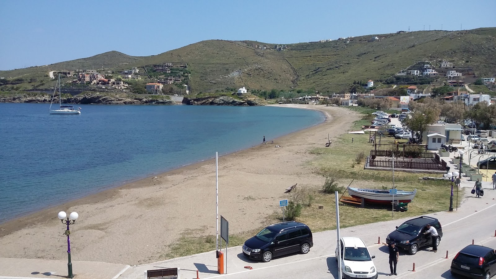 Livadhi beach'in fotoğrafı geniş ile birlikte