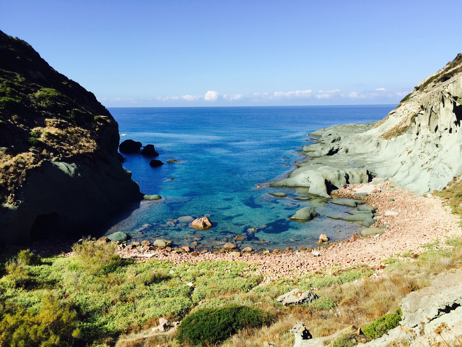 Cala ' E Moro的照片 带有碧绿色纯水表面