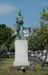Lévay József szobor