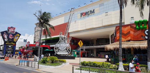 Porter shops in Cancun