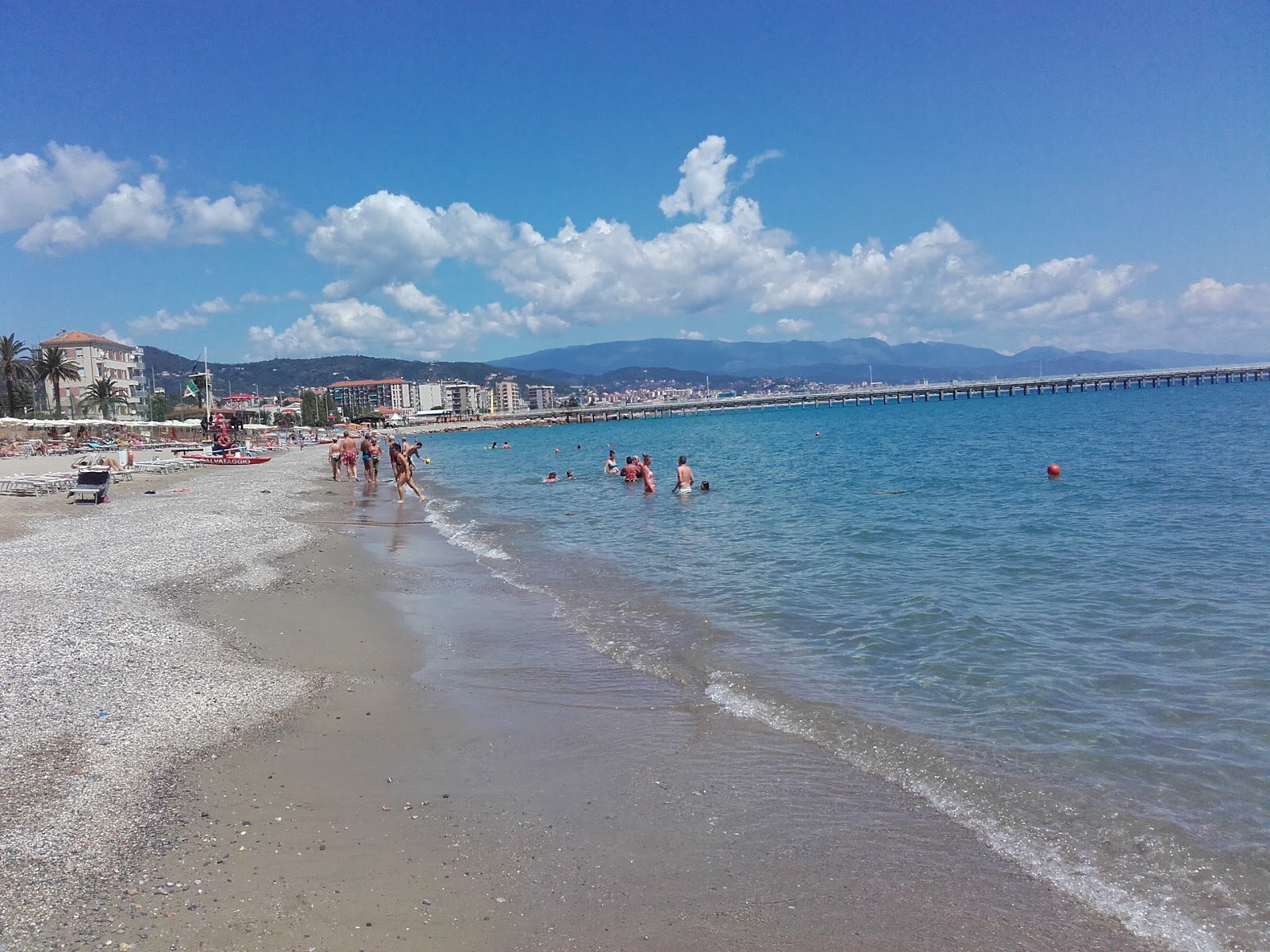 Spiaggia di Vado Ligure的照片 带有蓝色纯水表面