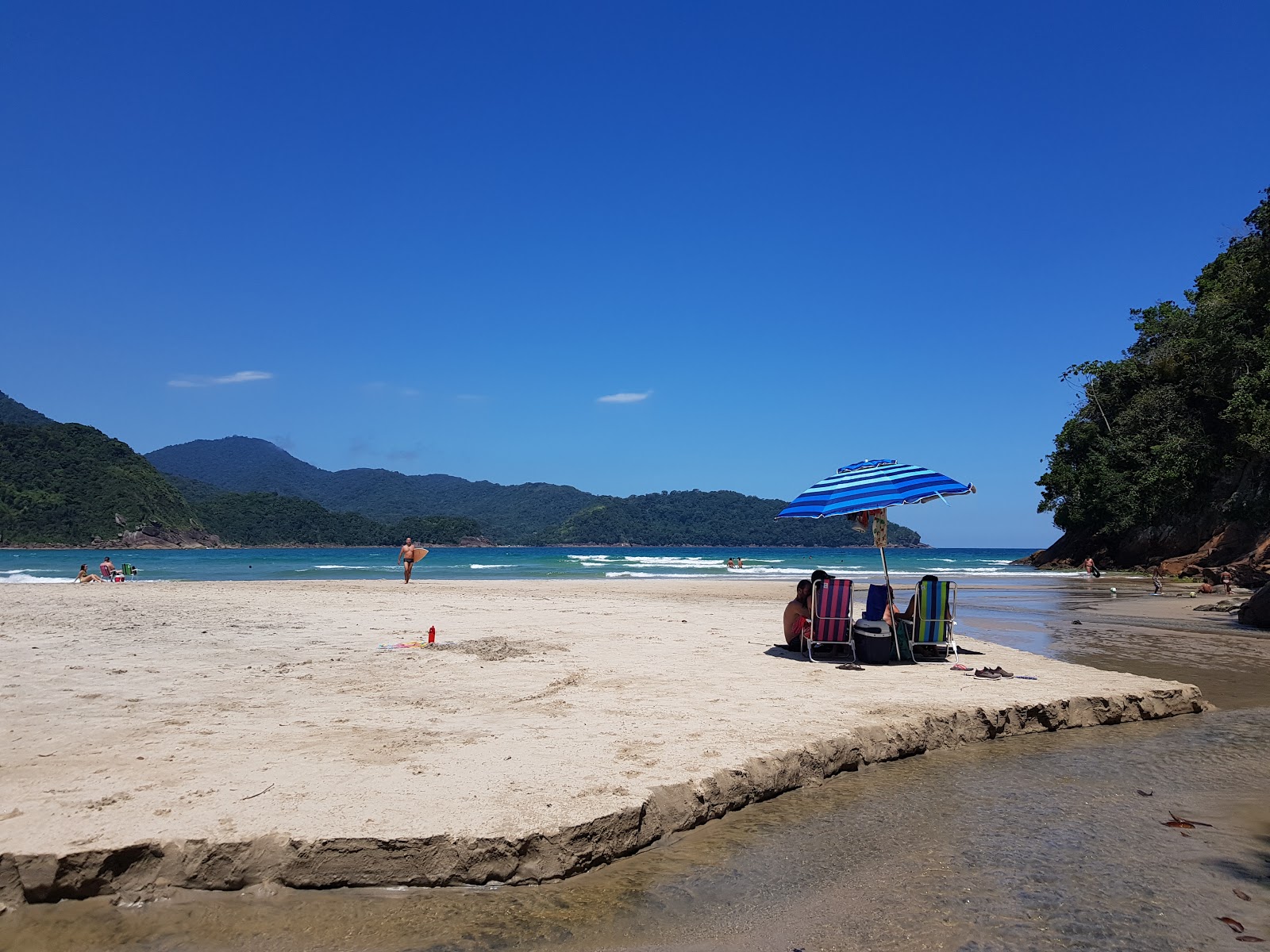 Foto van Praia Brava do Camburi met turquoise puur water oppervlakte