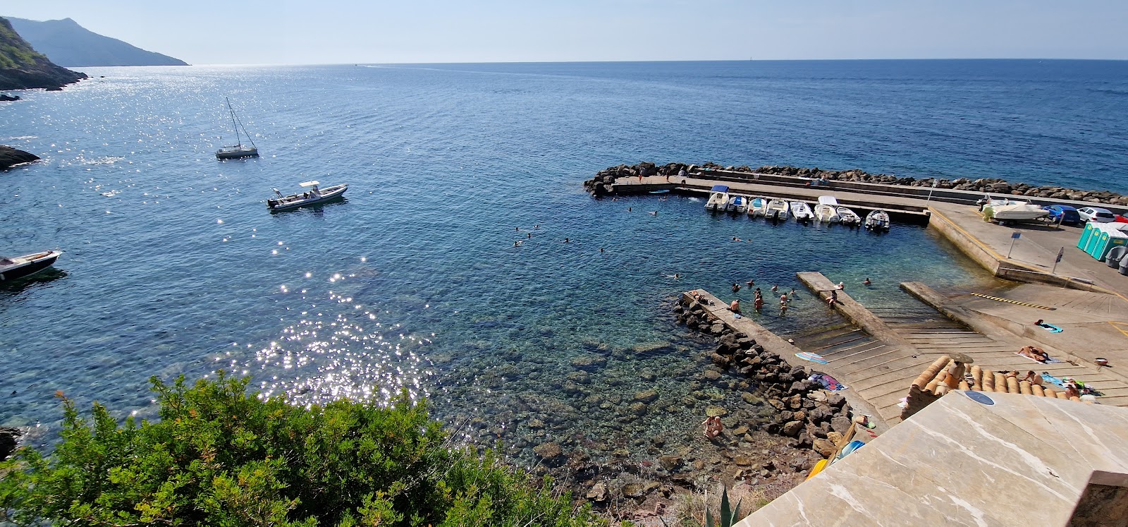 Foto de Port de Valldemossa Beach respaldado por acantilados