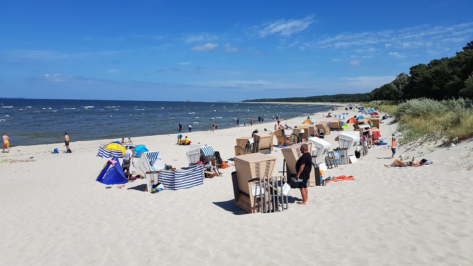 Foto av Lubmin strand med blått vatten yta