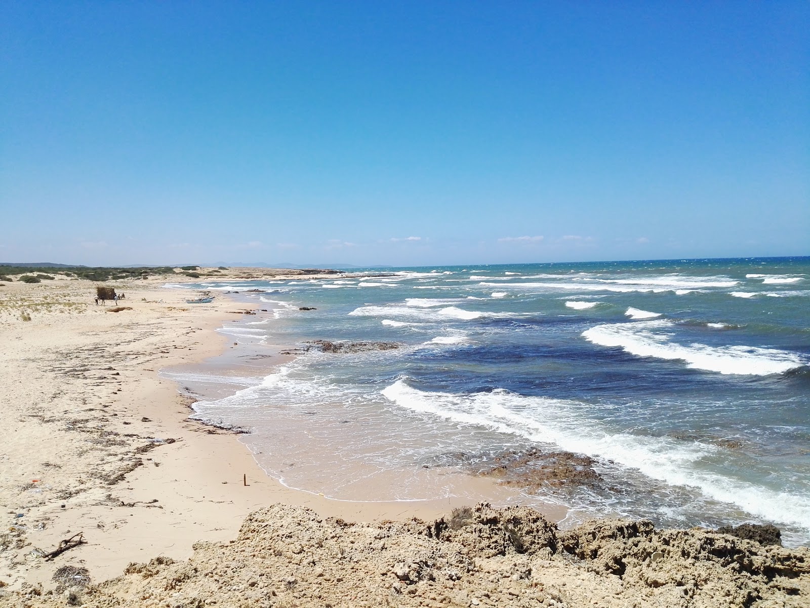 Valokuva Plaz Bir Ezzadiista. pinnalla turkoosi vesi:n kanssa