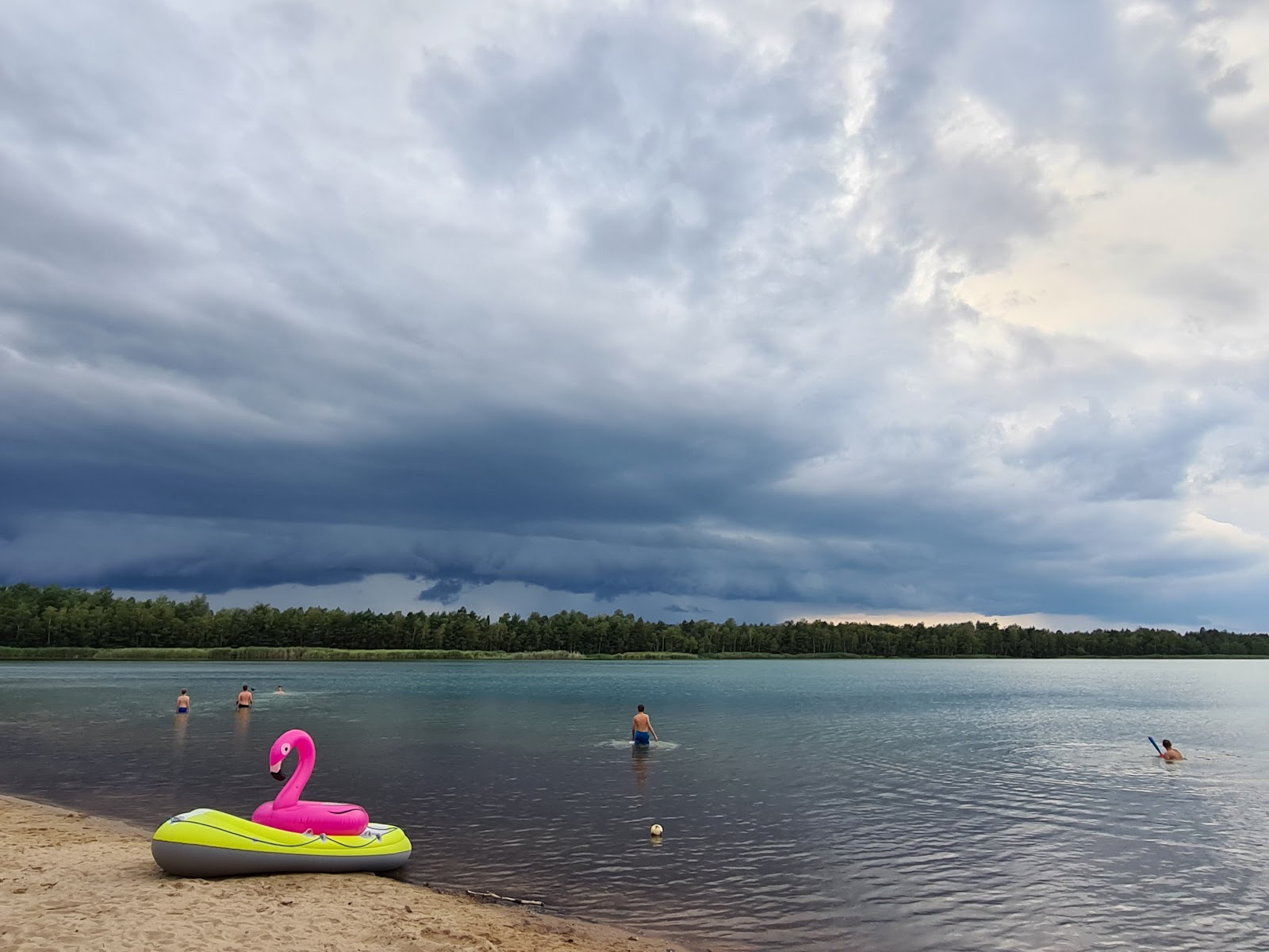 Zdjęcie Lauchhammer Beach z powierzchnią turkusowa czysta woda