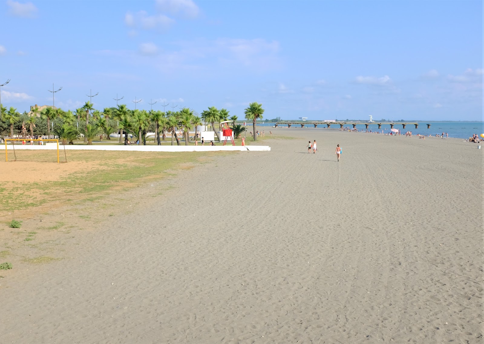 Foto di Anaklia beach con una superficie del sabbia luminosa