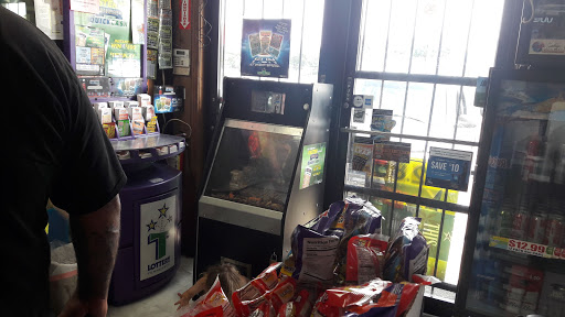 Tobacco Shop «Bobs Discount Tobacco & Beer», reviews and photos, 505 Providence Blvd, Clarksville, TN 37042, USA