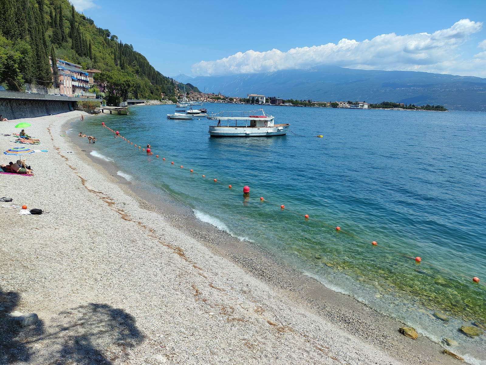 Valokuva Spiaggia Benellaista. pinnalla harmaa hieno pikkukivi:n kanssa