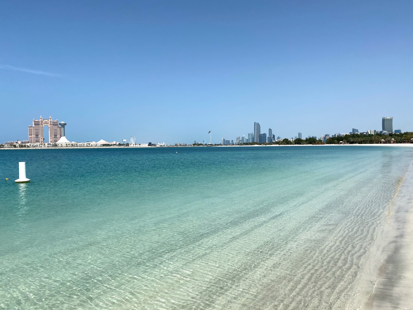 Foto van Emirates Palace Strand met wit fijn zand oppervlakte