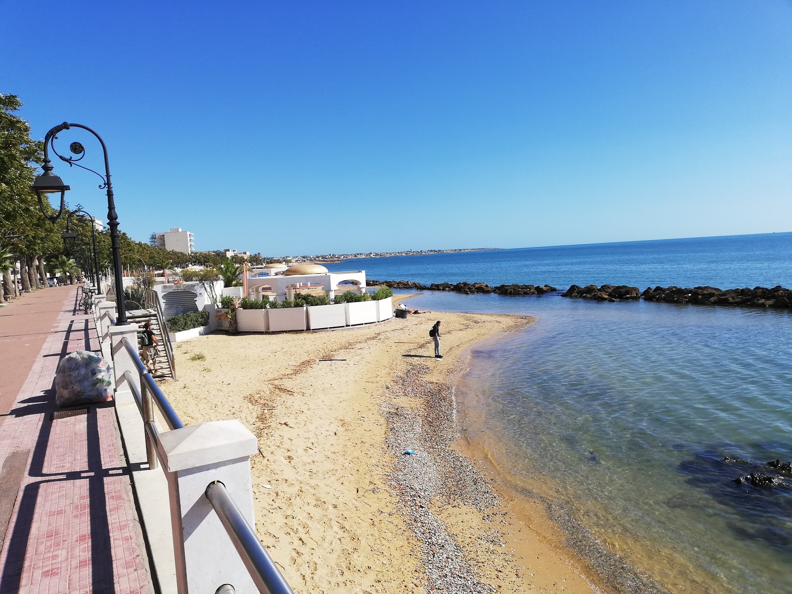 Foto de Baia Del Conte com água cristalina superfície