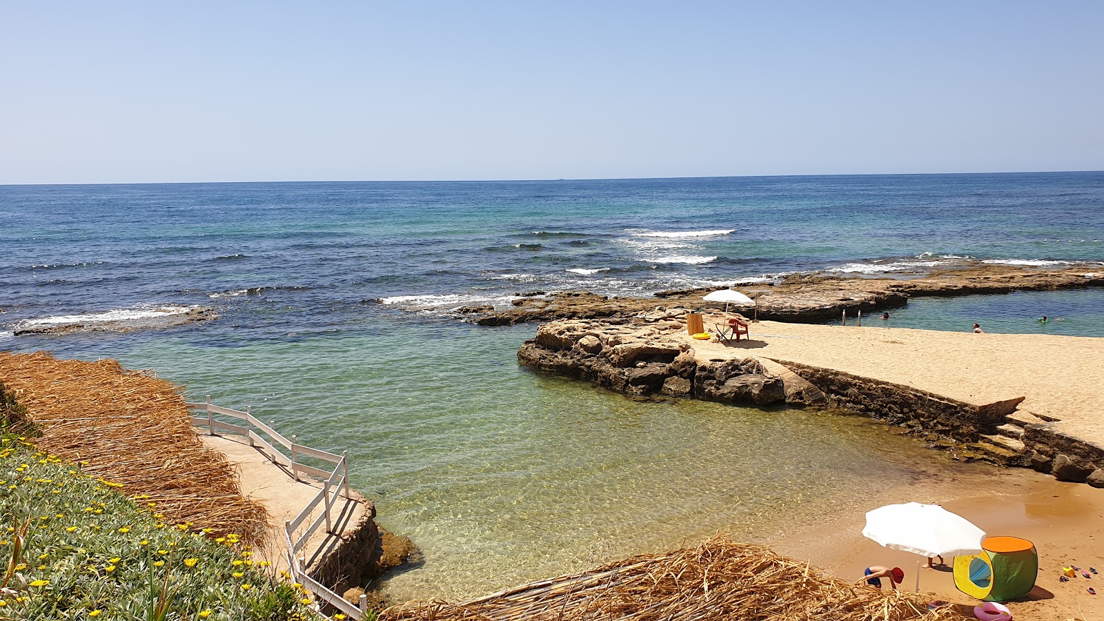 Foto di Jiyeh Beach con una costa spaziosa