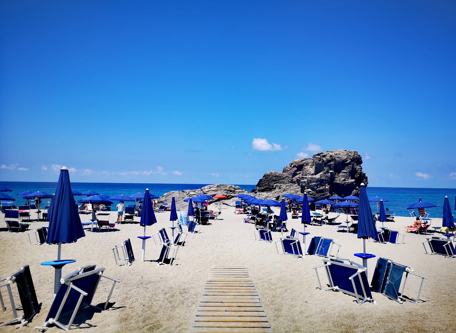 Fotografie cu Torre Saracena beach amplasat într-o zonă naturală