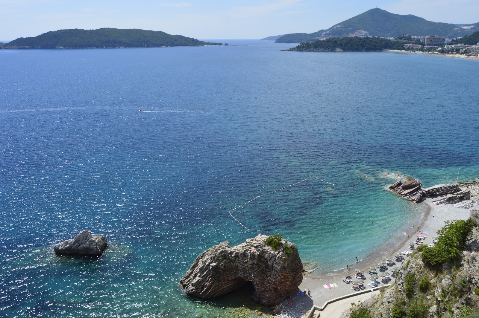 Foto av Rafailovici beach med lätt sten yta