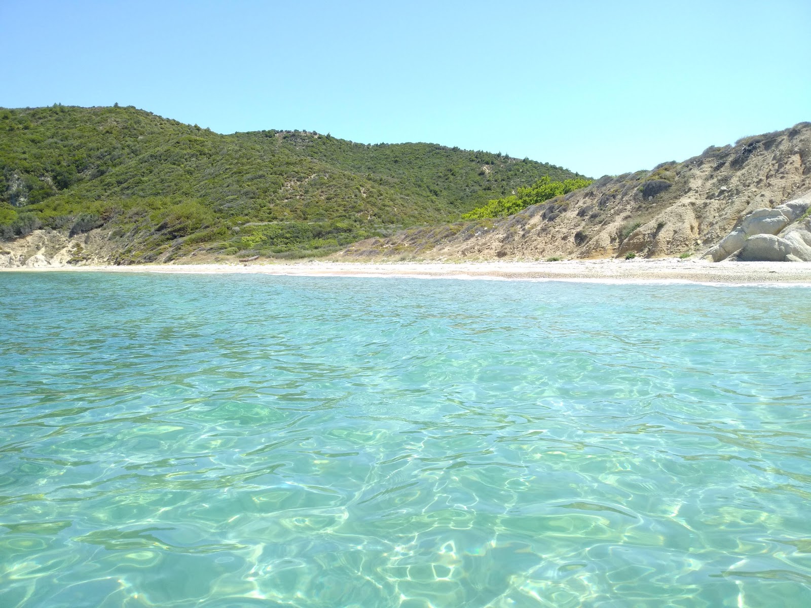 Foto de Karabiga beach con guijarro fino claro superficie
